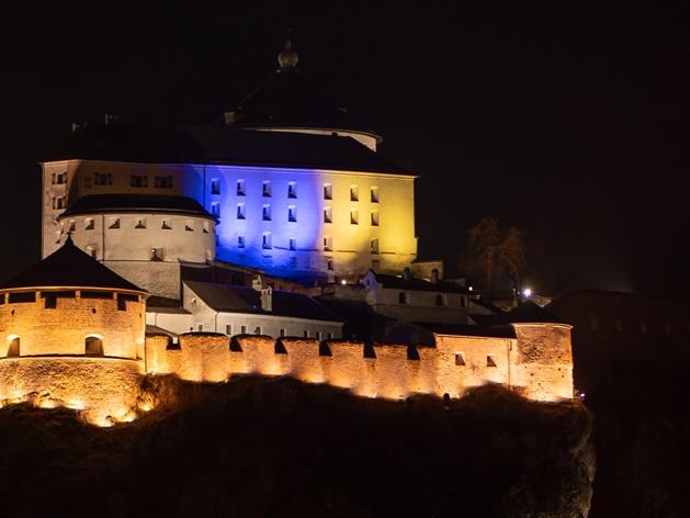 Festung Kufstein in ukrainischen Farben beleuchtet